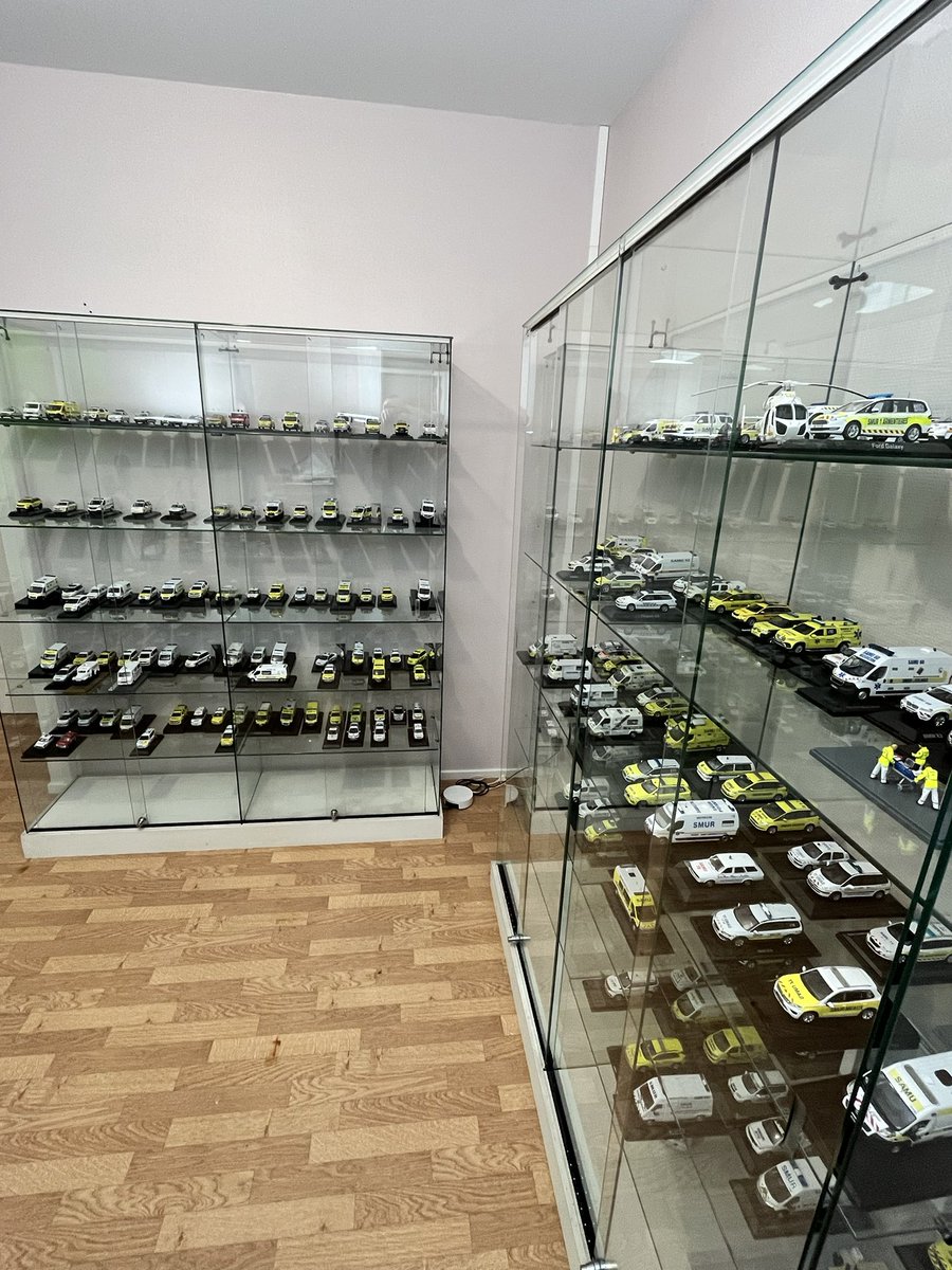 Désormais, ma collection comporte plus de 200 miniatures et les 3 départements manquants sont en cours de réalisation en vue d’une exposition hors du commun. 🤩

Je vous explique tout cela dans quelques jours ! 

En attendant, voici un aperçu des vitrines ! 🚑

#samu #smur