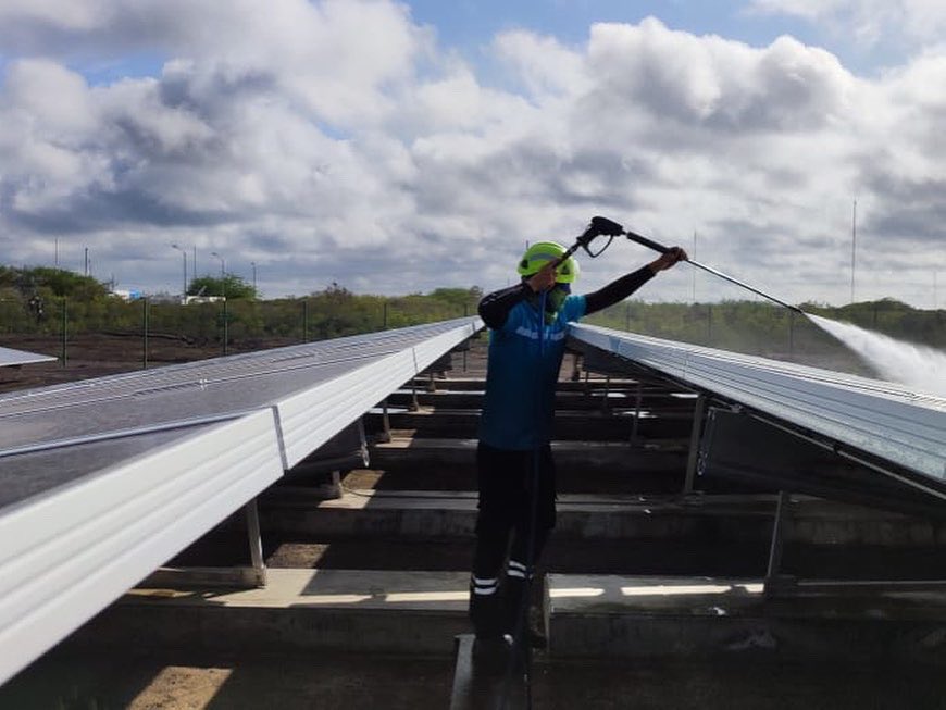 elecgalapagos's tweet photo. 👨🏾‍🔧👩🏽‍🔧Personal de ELECGALAPAGOS cumplió con mantenimiento preventivo de los  parques fotovoltaicos de San Cristóbal e Isabela. 
Se realizó la limpieza y medición del aislamiento con referencia a tierra de los módulos, a fin de garantizar el correcto funcionamiento de los equipos.💡 https://t.co/LUOq7W3yw3