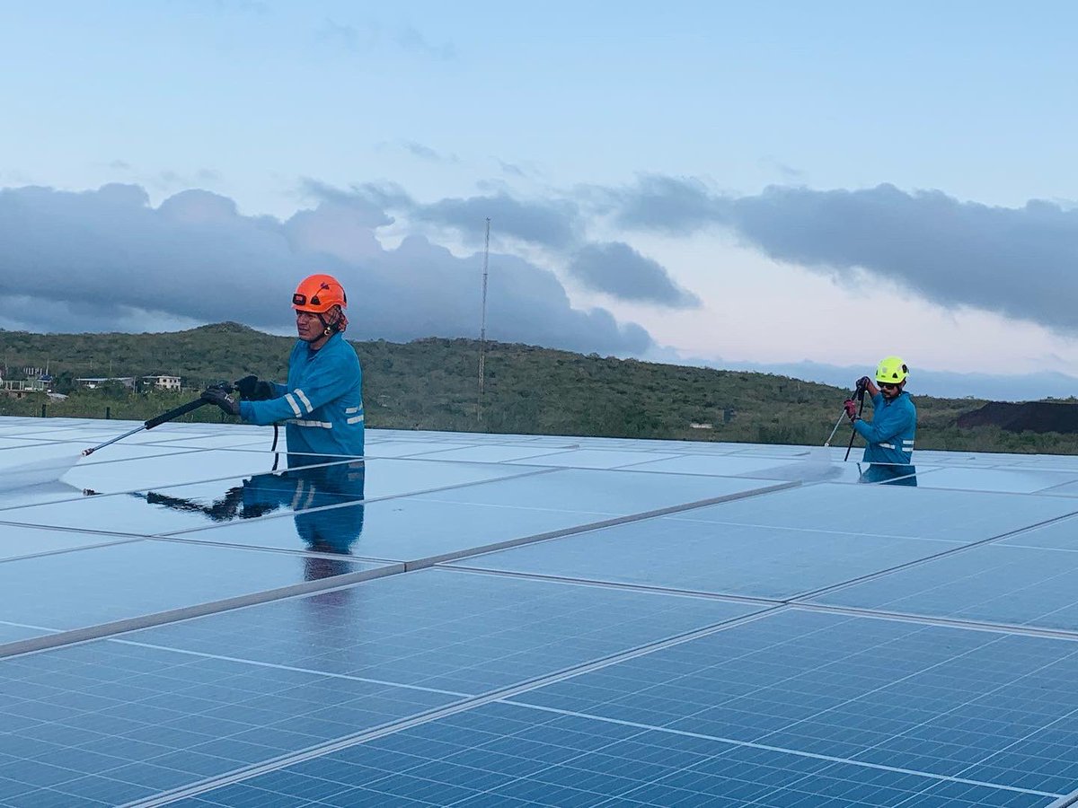 elecgalapagos's tweet photo. 👨🏾‍🔧👩🏽‍🔧Personal de ELECGALAPAGOS cumplió con mantenimiento preventivo de los  parques fotovoltaicos de San Cristóbal e Isabela. 
Se realizó la limpieza y medición del aislamiento con referencia a tierra de los módulos, a fin de garantizar el correcto funcionamiento de los equipos.💡 https://t.co/LUOq7W3yw3