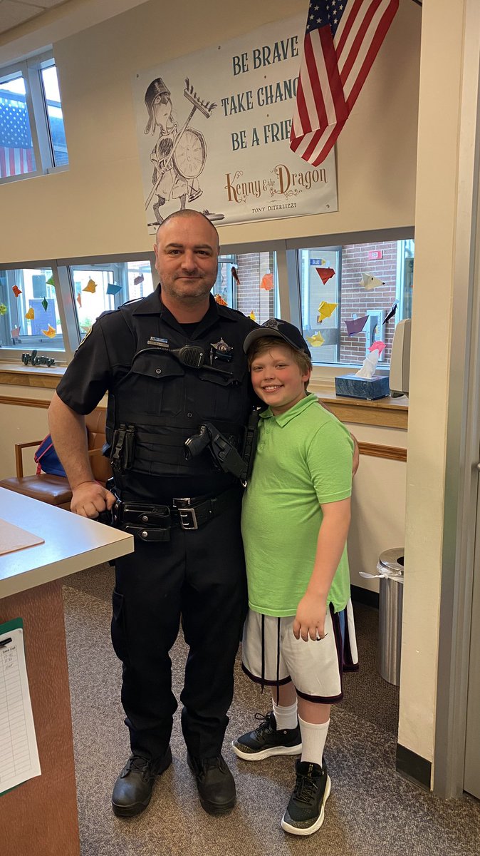 Officer Rossini from the Hawthorn Woods Police Dept having lunch with one of our fifth graders. @SandyAllenD95 @GalltKelley #joyfuljourney #sel