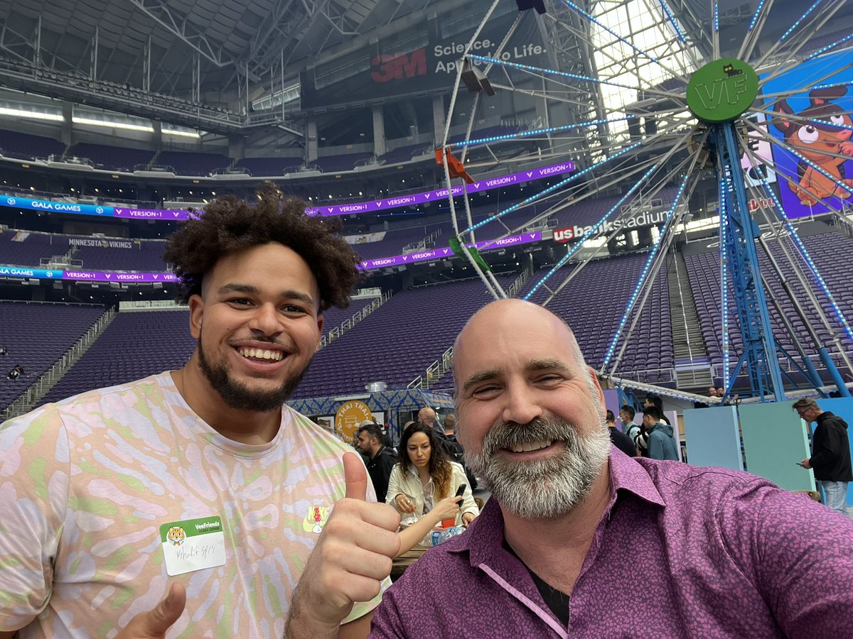 realadamcarlton's tweet photo. Hanging with @KhalifKing talking about the psychology of collecting  @veecon https://t.co/RYf5hv1pLa