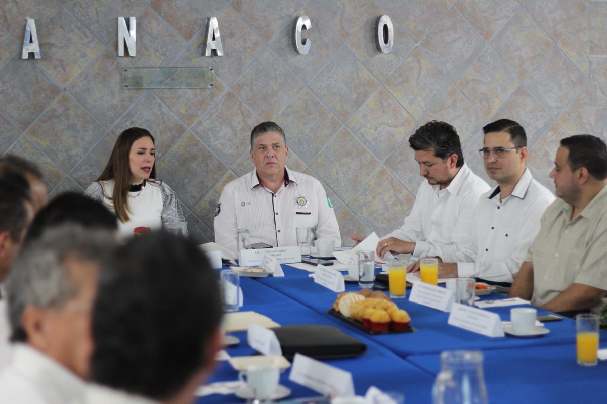 Coparmex_PR's tweet photo. Ayer llevamos a cabo la Mesa de Seguridad en conjunto con varias cámaras empresariales y diversas autoridades, en la que nos acompañó @HGutierrez_M, Titular de la @SP_Veracruz, donde se trataron temas relativos a la incidencia delictiva y tránsito en Poza Rica. https://t.co/zH4M52MPRt