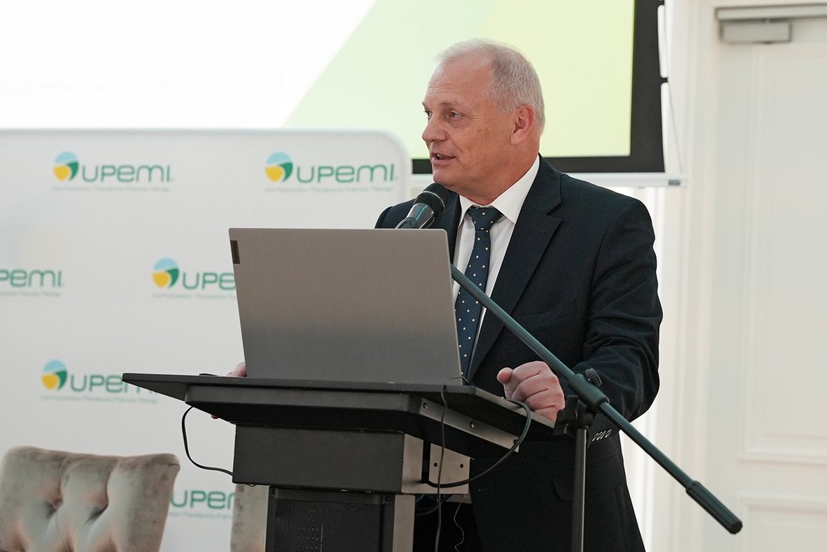 MRiRW_GOV_PL's tweet photo. Sekretarz Stanu Lech #Kołakowski wziął udział w konferencji Unii Producentów i Pracodawców Przemysłu Mięsnego #UPEMI. Omówił sytuację branży mięsnej w Polsce w kontekście trudności związanych z chorobami zakaźnymi, wojną na 🇺🇦 i wysokimi cenami nawozów.➡️ https://t.co/smG9bs96HL https://t.co/jBND6RMDJY