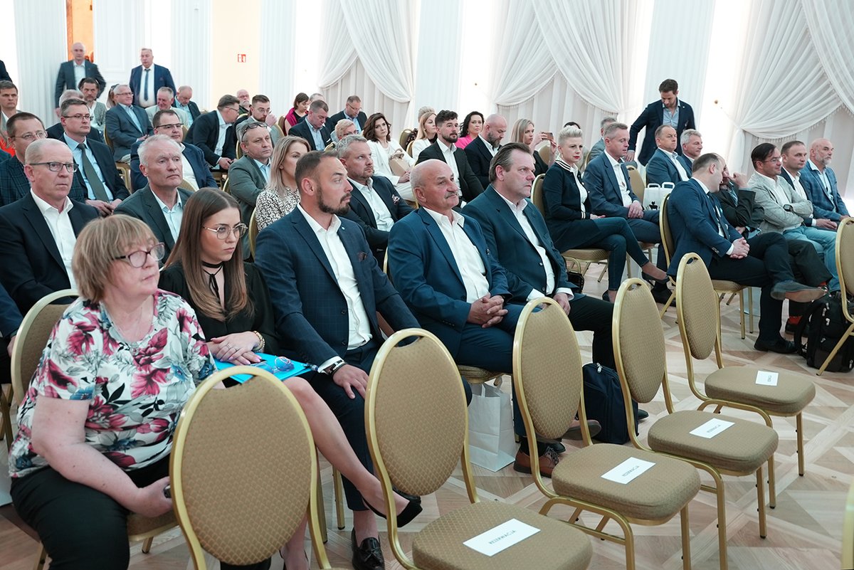 MRiRW_GOV_PL's tweet photo. Sekretarz Stanu Lech #Kołakowski wziął udział w konferencji Unii Producentów i Pracodawców Przemysłu Mięsnego #UPEMI. Omówił sytuację branży mięsnej w Polsce w kontekście trudności związanych z chorobami zakaźnymi, wojną na 🇺🇦 i wysokimi cenami nawozów.➡️ https://t.co/smG9bs96HL https://t.co/jBND6RMDJY