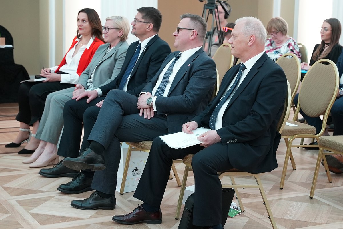 MRiRW_GOV_PL's tweet photo. Sekretarz Stanu Lech #Kołakowski wziął udział w konferencji Unii Producentów i Pracodawców Przemysłu Mięsnego #UPEMI. Omówił sytuację branży mięsnej w Polsce w kontekście trudności związanych z chorobami zakaźnymi, wojną na 🇺🇦 i wysokimi cenami nawozów.➡️ https://t.co/smG9bs96HL https://t.co/jBND6RMDJY