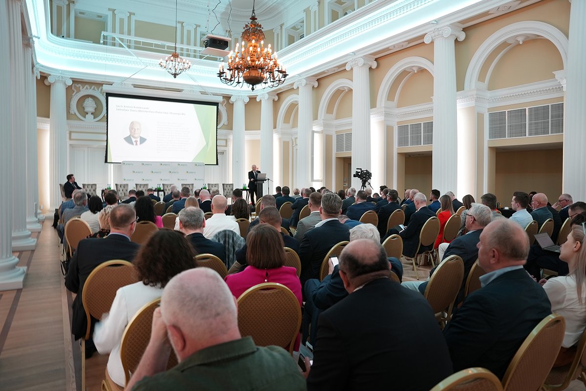 MRiRW_GOV_PL's tweet photo. Sekretarz Stanu Lech #Kołakowski wziął udział w konferencji Unii Producentów i Pracodawców Przemysłu Mięsnego #UPEMI. Omówił sytuację branży mięsnej w Polsce w kontekście trudności związanych z chorobami zakaźnymi, wojną na 🇺🇦 i wysokimi cenami nawozów.➡️ https://t.co/smG9bs96HL https://t.co/jBND6RMDJY