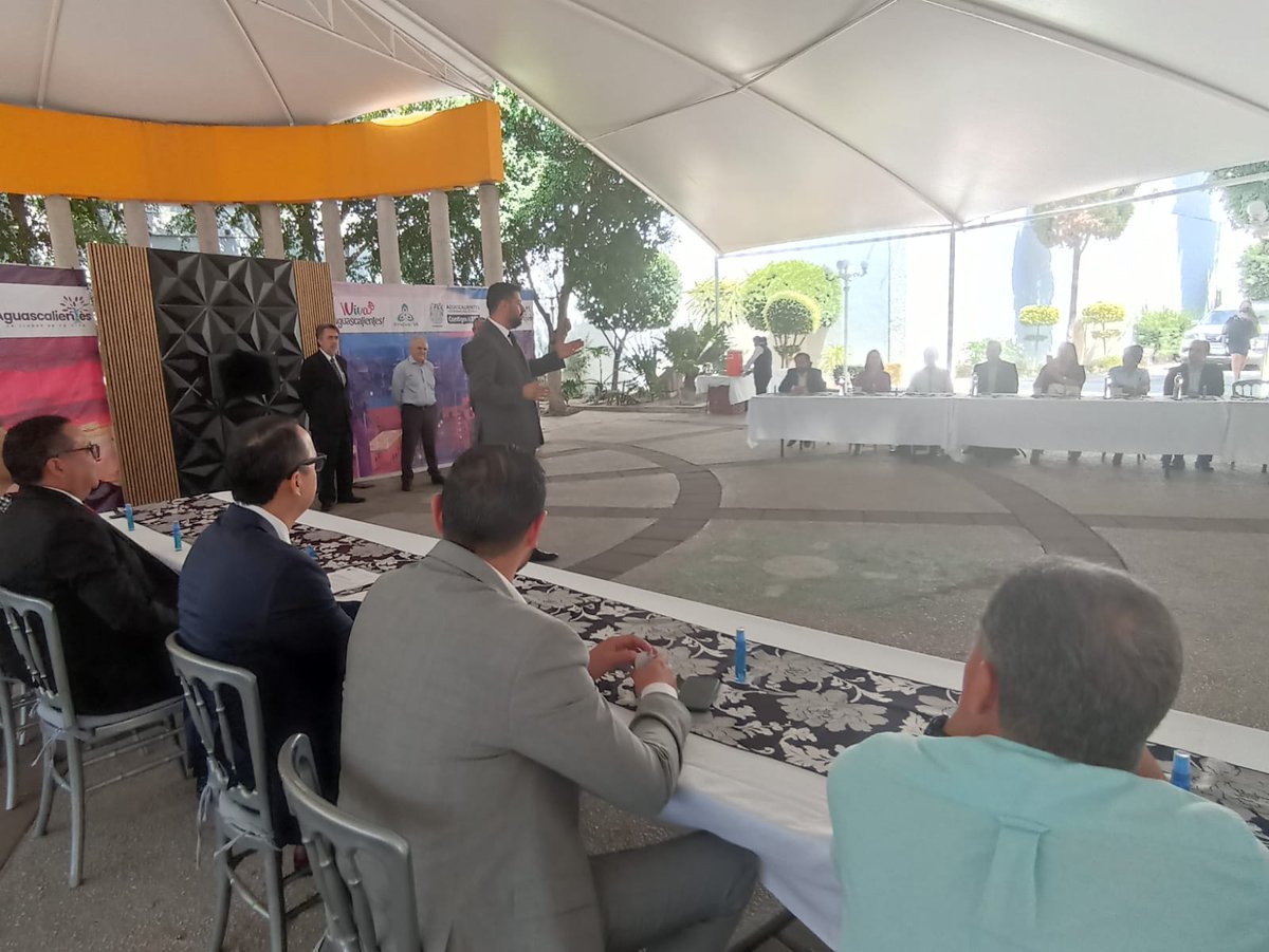 El día de hoy nuestro presidente <a href="/hazaeluco/">Hazael Perez</a>, en conjunto con <a href="/sellydiez/">Selene Diez</a> de <a href="/clutig/">Clúster de Tecnologías de la Información de Gto</a> y <a href="/luzavaldi/">Luz Adriana Valdivia</a> Directora Regional de CANIETI, inicia el día de trabajo con el consejo <a href="/CNCSMexico/">mxTI 🇲🇽</a> dirigida Oscar Rivera Rodríguez.