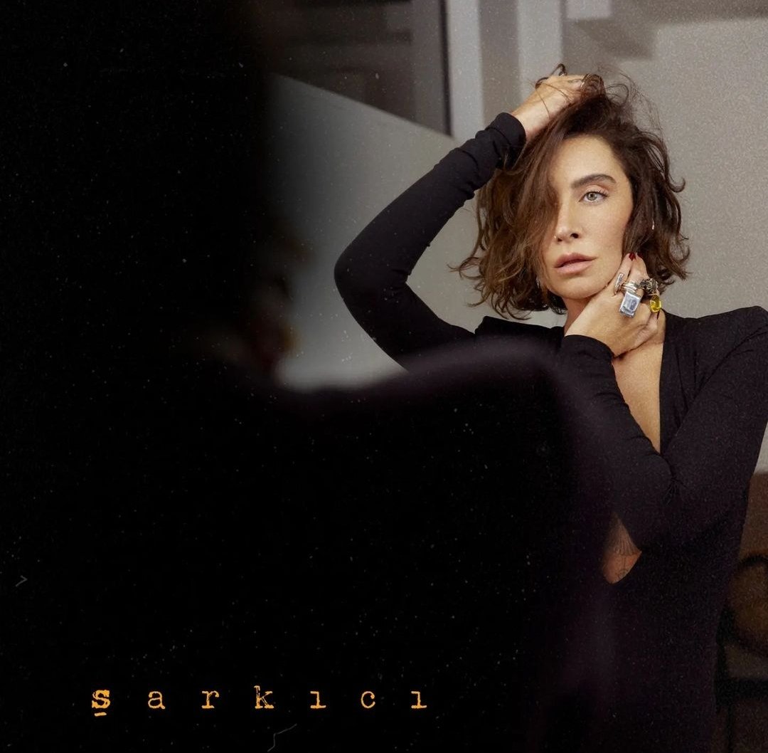 şarkıcı özlenen ses geri geldi kulaklarimizda pandemi bitti...hosgeldin🌹🌹🌹