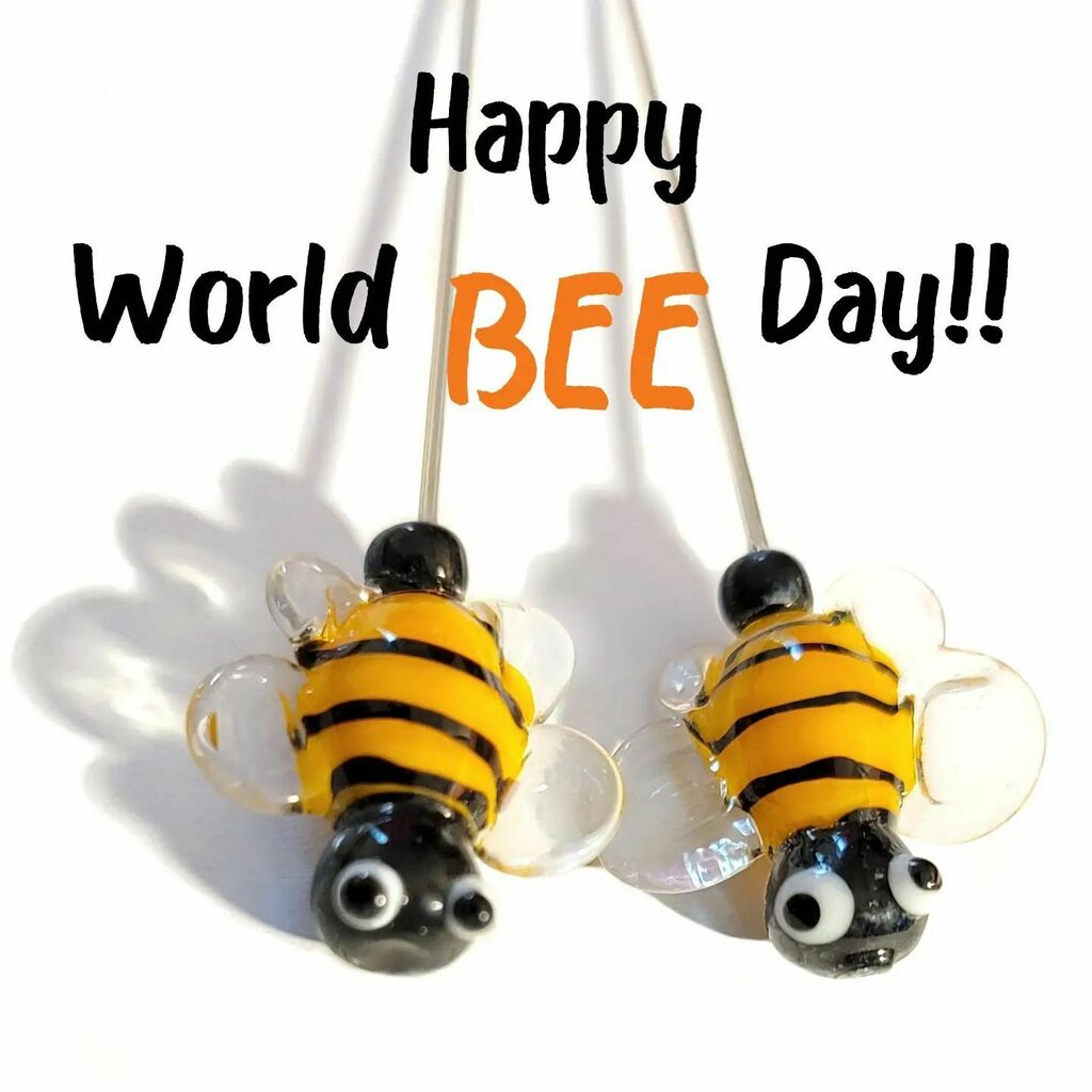 You guys know I have absolute devotion for bees. This comes from when I was a kid and fell in love with Maya, a cute baby bee who seemed to be as crazy and fearless as I was at the time (Maya and I had the same age). 

Now I have my own hives--well, they… instagr.am/p/CdyWm-2rGsh/