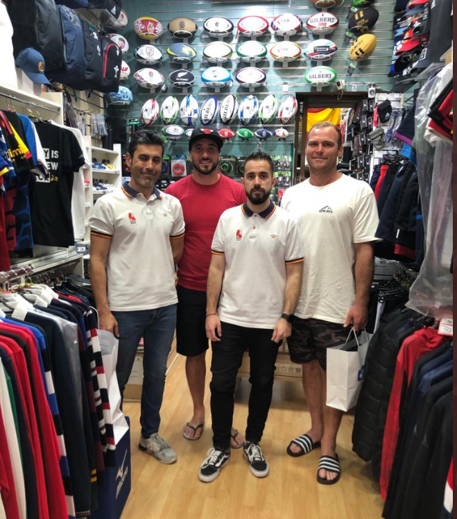 Visita exprés de los chicos de #ClassicAllBlacks hoy a nuestra tienda. Luke Braid y Andre Taylor se han pasado  para terminar de equiparse para el partido de mañana. #THEMATCH  <a href="/house_kiwi/">KiwiHouse</a>