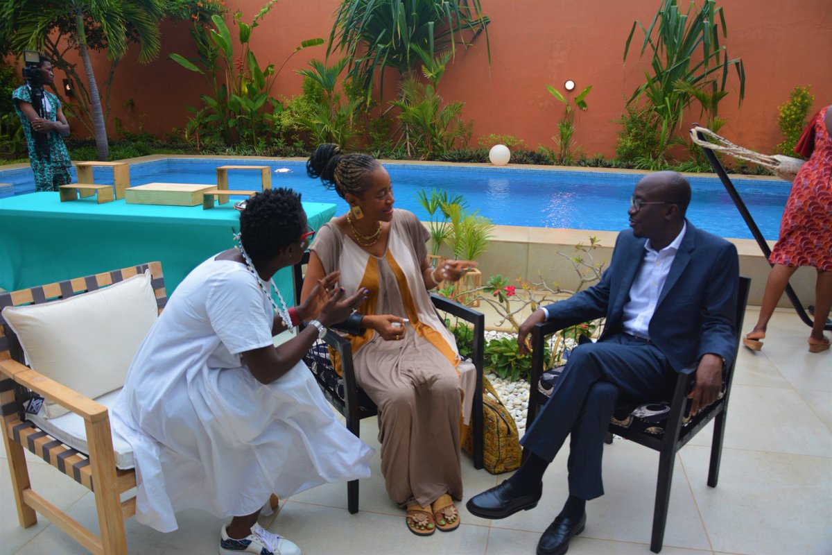DiscoblogSDbS's tweet photo. 👌 Week-end culturel sur #DbS 😉
Vernissage Expo-Vente à la #MaisonRouge de #Cotonou le 19 05 22.
C'était avec #SandraIdossou de Kouleurs d'Afrik.
L'exposition s'étend jusqu'au 21 mai prochain.
En présence du @TourismeBenin_ @RbeccaADJINAKO1
#wasexo https://t.co/dRbuReoDf2