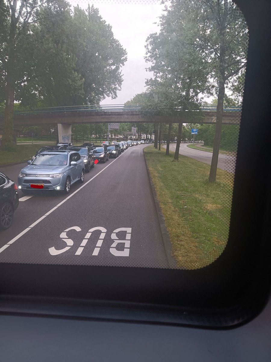Bezig_Bijtje81's tweet photo. Wat is dat toch met #bestuurders die tegen de #wegas rijden en daarmee de #busbaan #belemmeren
Als je doorgeleerd had mocht je daar ook op #rijden! https://t.co/aA0KgQJLfI
