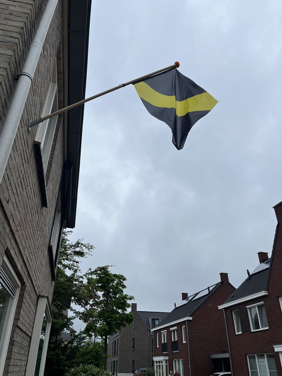 ChristvanH's tweet photo. Hier ook de daad bij het woord gevoegd. #mandersout #raiseyourflag #nacpraat https://t.co/QkhEknVUw0