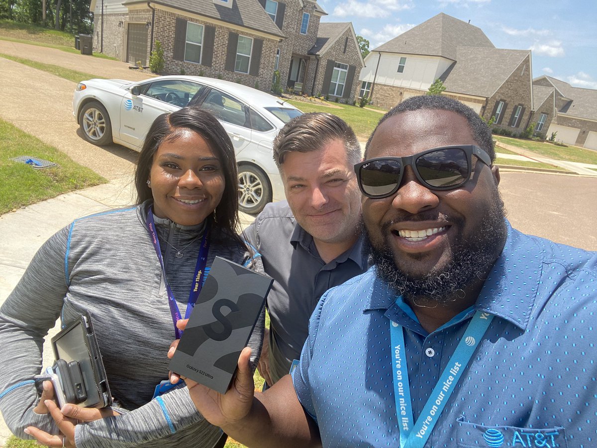 Keith901c's tweet photo. Delivery in TN. Sometimes AR. Sometimes MS, but always delivering #IHX smiles. Al picking up one and Aryanna dropping off 4. #FridayFieldDays @TnKyIHX @WallyFinchDOS https://t.co/c6QEfqn3Jv
