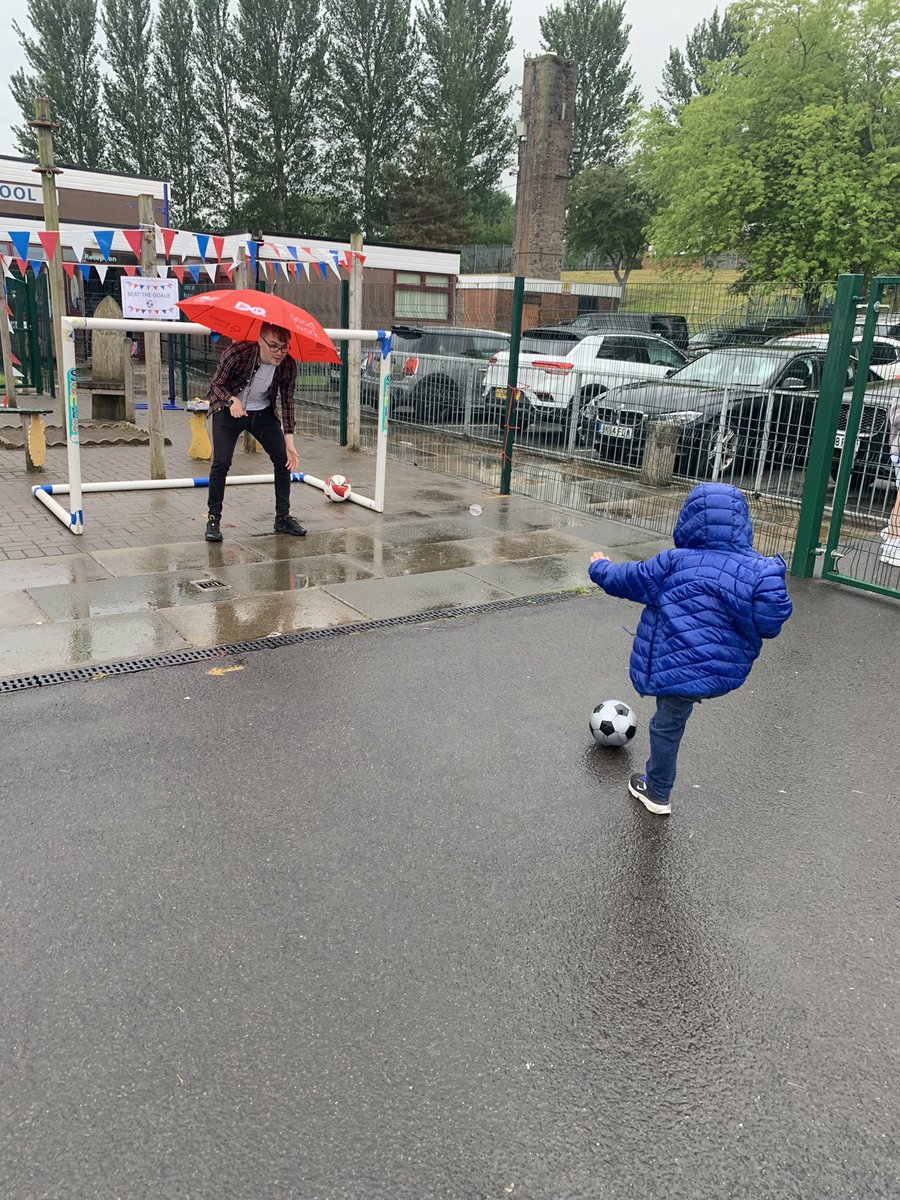 MrsMendez16's tweet photo. The rain didn’t put a damper on the boys jubilee celebration sat their school @primary_tree lovely afternoon 🇬🇧 https://t.co/qJIHA1lvgo
