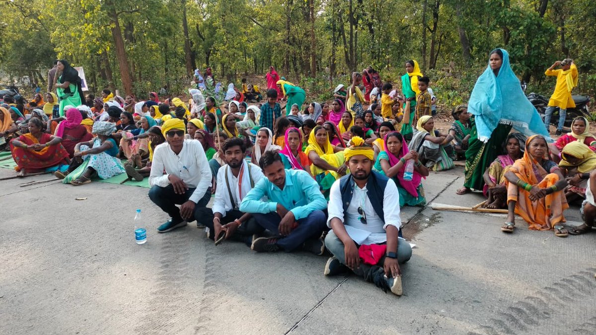 marpachi_vijay's tweet photo. अडानी को भगाना  है जल जंगल  जमीन  बचाना  है..
हसदेव जंगल को बचाना है सरगुजा की सांस्कृतिक विरासत अपनाना है. आज सोहन  पोटाई ज़ी के नेतृत्व में रेल रोककर हाइवे जाम कर  हसदेव  जंगल  को बचाने  के लिए  अडानी कंपनी का विरोध  हजारों की संख्या में किया गया.
#savehasdeo_savetribal https://t.co/VeXmwpFccR