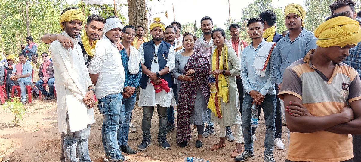 marpachi_vijay's tweet photo. अडानी को भगाना  है जल जंगल  जमीन  बचाना  है..
हसदेव जंगल को बचाना है सरगुजा की सांस्कृतिक विरासत अपनाना है. आज सोहन  पोटाई ज़ी के नेतृत्व में रेल रोककर हाइवे जाम कर  हसदेव  जंगल  को बचाने  के लिए  अडानी कंपनी का विरोध  हजारों की संख्या में किया गया.
#savehasdeo_savetribal https://t.co/VeXmwpFccR
