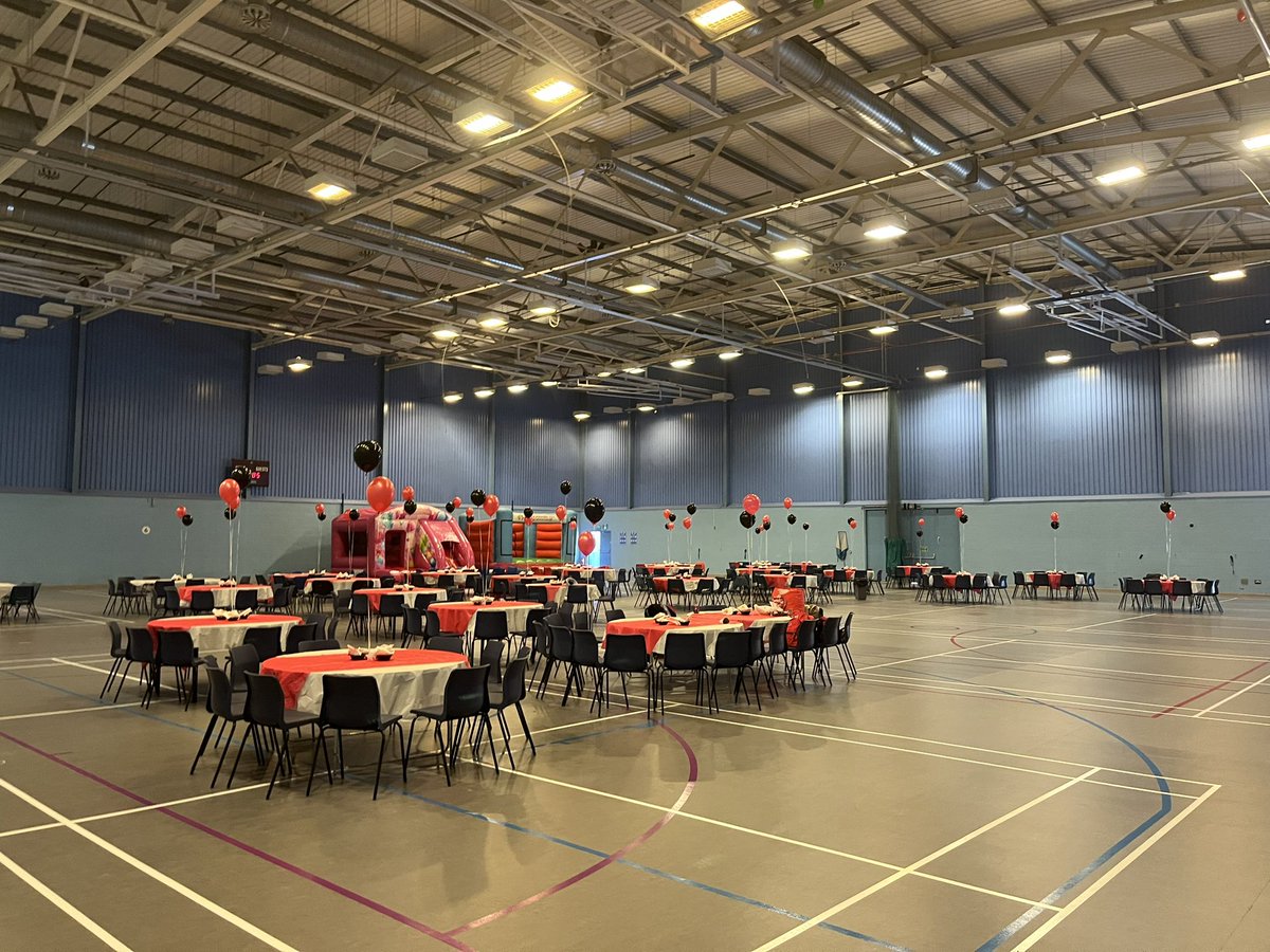CwmbranYouth's tweet photo. We are presentation ready! Great effort to transform the netball courts 👏🏻🏆🎉🎈 #clubpresentation https://t.co/6oZLW1KLIK