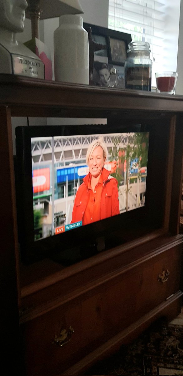 Ceejaybeans's tweet photo. Love this!
@Ruth_ITV ready and primed in London for Sunday!
And name dropping the Turf.
#wrexham #trophyfinal
#UTST https://t.co/esPfz1nvQn