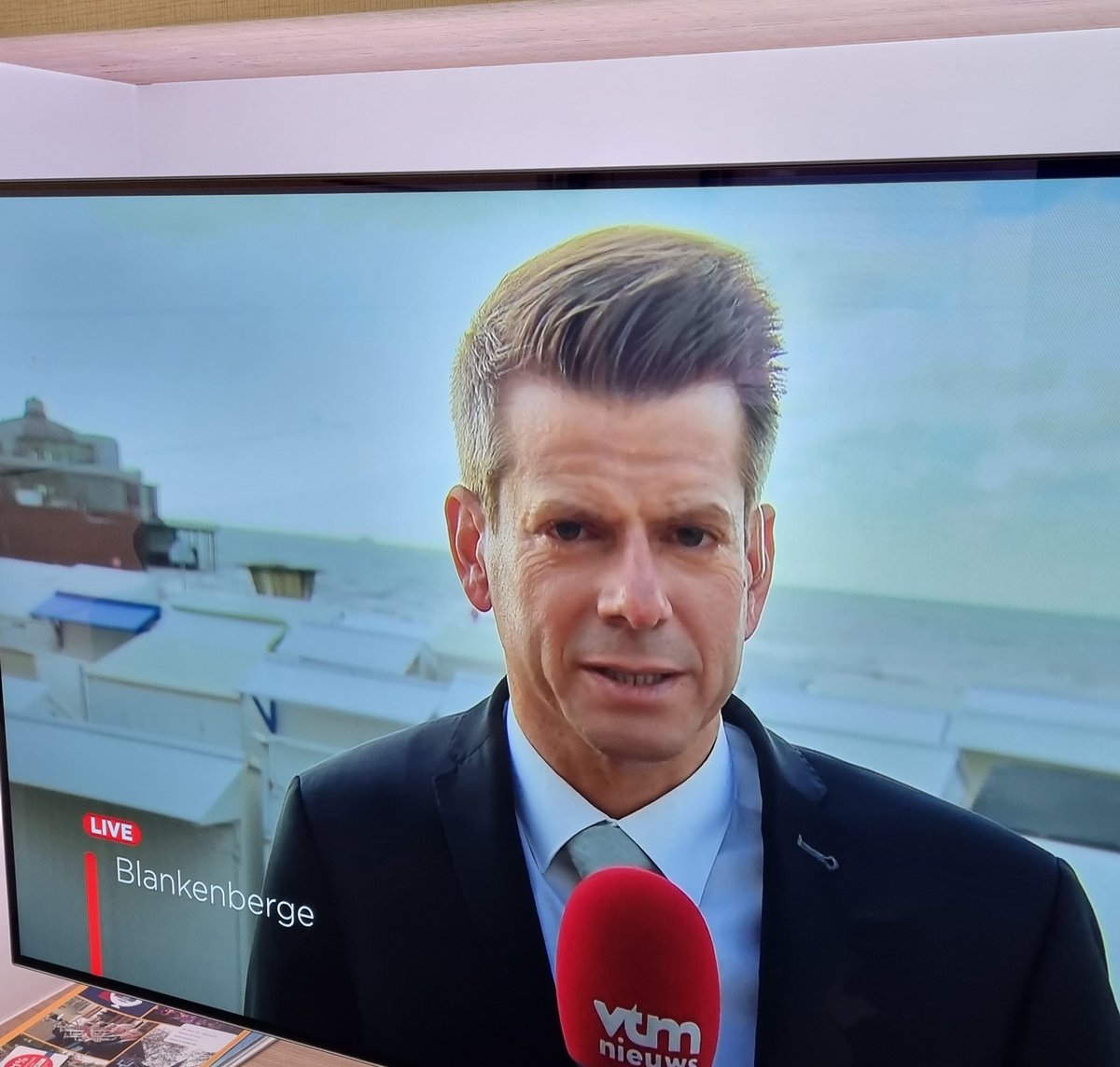 Leuk dat je aan de haren van <a href="/DDehenauw/">David Dehenauw</a> altijd ziet vanwaar de wind waait👌👌 Merci daarvoor 🎉👍🌬️🌬️🌬️ #Blankenberge #Vtm #DavidDeWeerman