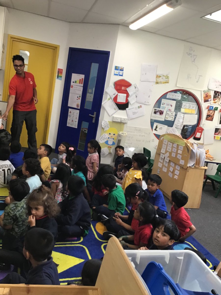 HalleyReception's tweet photo. We had a visit from a real life postman. Thank you so much for visiting us and teaching us about the journey of a letter ๐ฎ๐โฆ@HalleyNurseryโฉ โฆ@HalleyPrimaryโฉ #royalmail #jollypostman https://t.co/2PSd910jly
