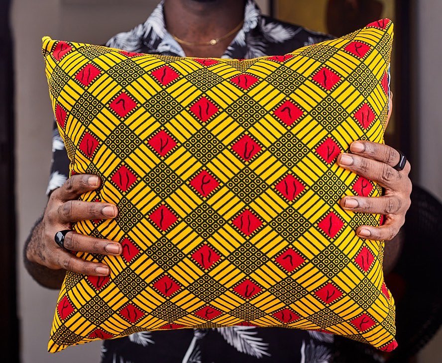 We have these beautiful fibre throw pillows available in these prints.

5,000 NGN

Please send a DM to purchase