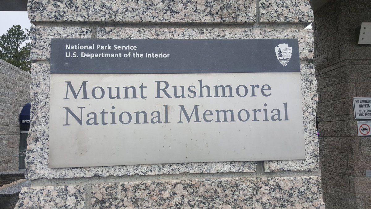 hsilentman's tweet photo. Cold and windy at Mt. Rushmore. Quick visit after a long week of interesting work. https://t.co/HNXIosFjXl