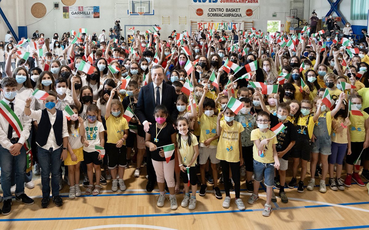 Postare con impudenza sull’account del Governo Italiano queste foto di Draghi con bambini - loro tutti con mascherina (senza ragione scientifica), lui no - rende l’idea del cinismo, suo e di chi lo consiglia e ne cura l’immagine. Brutto scivolone
