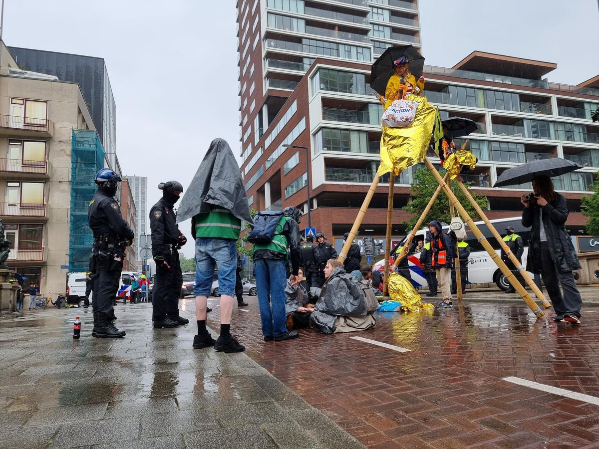 BREAKING: Politie arresteert 16-17 jarige jongeren die opkomen voor hun toekomst én voor degenen die nu al geraakt worden door de klimaatcrisis #StopFossiel #FossieleRebellie Kijk hier de livestream: 

instagram.com/extinctionrebe…