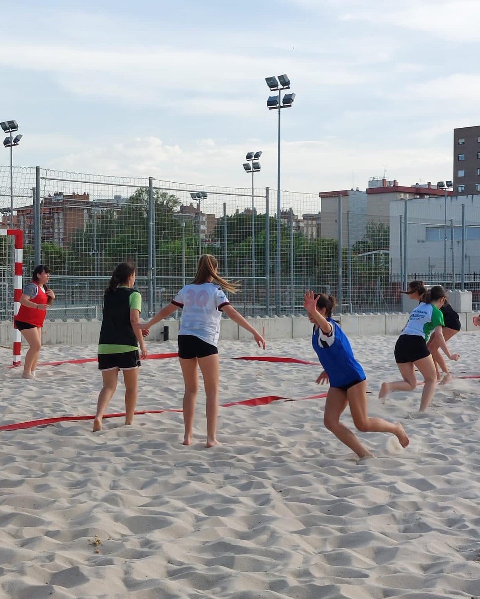 FARBM_COM's tweet photo. 🏝 ¡Ya estamos aquí! Las selecciones aragonesas han comenzado sus entrenamientos en la playa!

😉 Objetivo: #cesabmp2022 

📆 23-26 junio 2022

#arena #playa #beach #beachhandball #sanxenxo #arenatour https://t.co/ddEfuAvIRY
