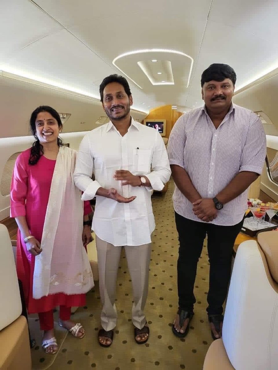 naralokesh's tweet photo. మా నాన్నని ద్వేషించేవారు, విమర్శించేవారు సైతం ఆఖరికి ఆయన మార్గంలో నడవాల్సిందే. సంక్షేమం నుండి ఐటి వరకూ.. అమరావతి నుండి విదేశాలు వెళ్లి పెట్టుబడులు ఆకర్షించడం వరకూ చంద్రన్న మార్గమే రాజమార్గం.(1/2) https://t.co/k3MCFyX8kz
