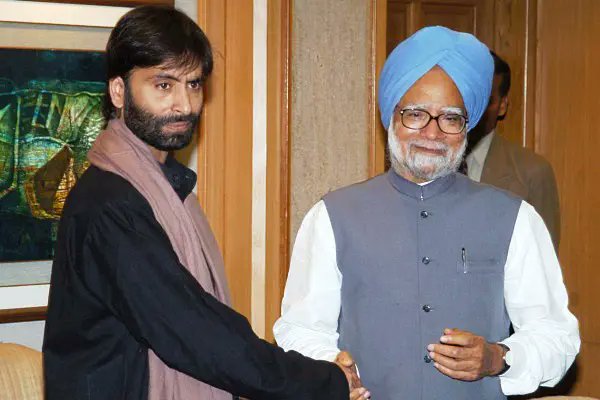 vaibhavpawarmp's tweet photo. Pic 1 : Terrorist enjoys guest of Honour during UPA rule.

Pic 2 : Terrorist gets convicted under NDA rule. 

But, the sad part is Media outlets still call him a separatist and not a terrorist even after getting convicted in terror financing.
#YasinMalik https://t.co/u810UaNvxo