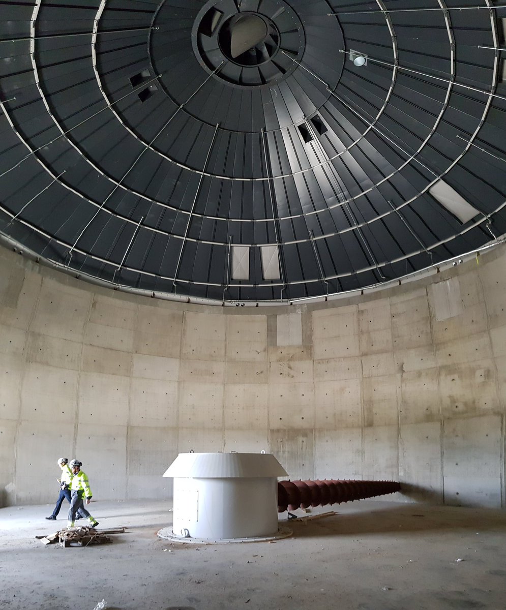 Vuosaaren biolämpölaitos mahdollistaa siirtymisen fossiilisista tuontipolttoaineista kotimaisen hakkeen käyttöön. Tuotantoon laitos tulee sopivasti seuraavalle talvelle. Kuvan siilo alkaa olla valmiina hakkeen varastoinnille. #hiilineutraali #kaukolämpö