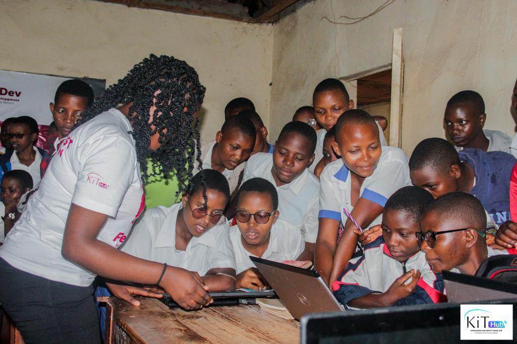 KithubNews's tweet photo. Fallait-il des filles leaders dans le numérique pour inspirer la futur génération.
FemDev  initie dans le numérique, les jeunes filles lycéennes 

Le digital est aussi féminin!
@mincotim,@MESRS4 ,@GenreMinistere ,@UNFPABurundi ,@UNWomenBurundi ,@PNUDBurundi ,@kouakoueleonore https://t.co/5vrsfMGyWG