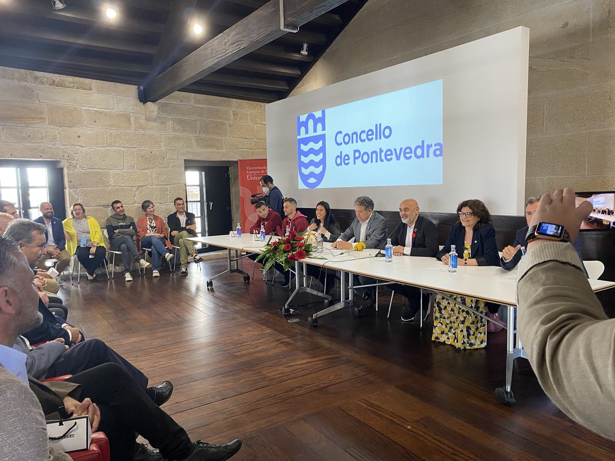 RECEPCIÓN | Último día de actos oficiais coa recepción do Alcalde na Casa das Campás. 

A nosa presidenta fixo entrega do balón do ascenso firmado por todos os xogadores ⚽️♥️

#HaiQueRoelo
#TAG