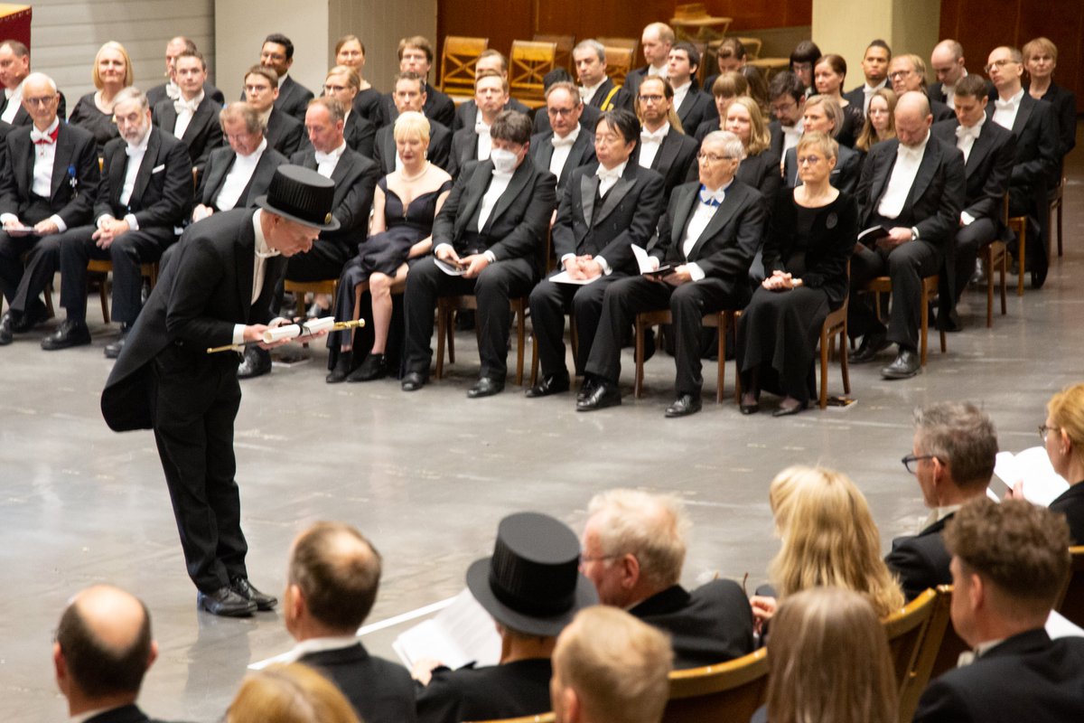 Åtta jubeldoktorer, 13 hedersdoktorer och 90 personer som disputerat för doktorsgraden vid Åbo Akademi har vid promotionen idag invigts till sin doktorsvärdighet och fått de insignier som hör till examen! #åapromotion22