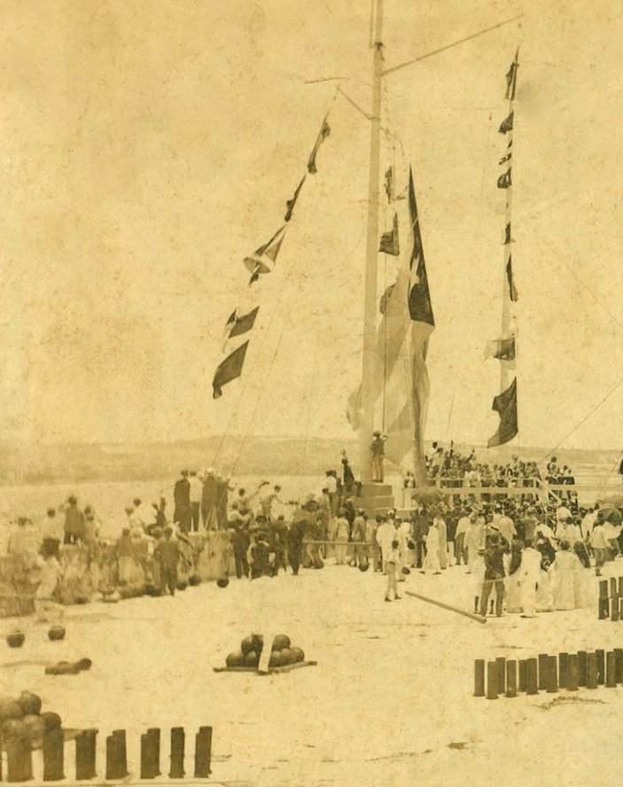 Un día como hoy 20 Mayo 1902, se arriaron todas las banderas norteamericanas en la Isla y se izaron las cubanas. Captado en cámara el momento histórico en el que se iza por 1era vez la bandera cubana en el Castillo del Morro.
 📷 Adolfo Roqueñi. (Adam's personal Photo Collection)