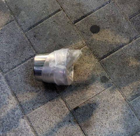 여기에 술 담아서 이재명한테 던졌다는데 다치진 않았지만 머리, 옷에 튀었고 통은 옆에 있던 다른 후보가 맞았대……