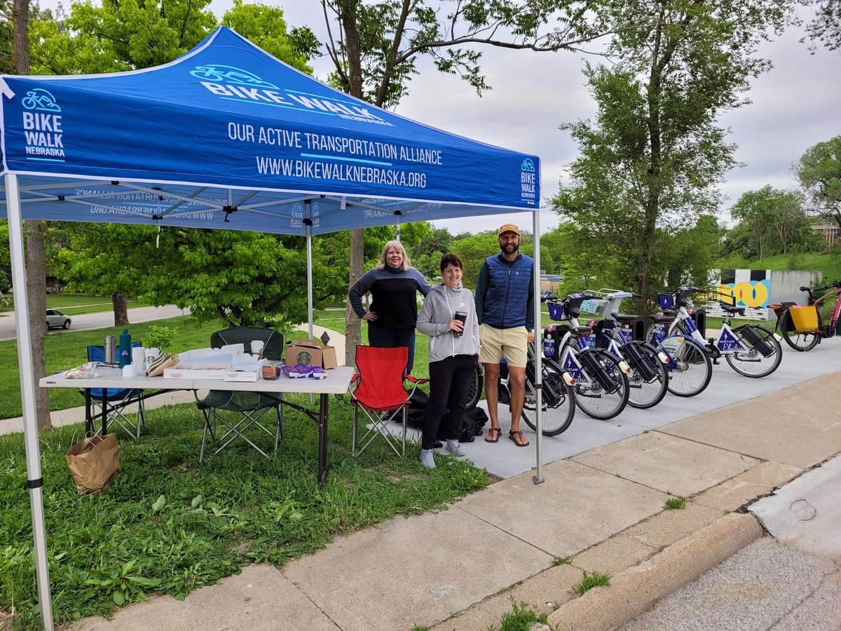 KyleKershnerMS's tweet photo. Happy #biketowork day! Recently I've been co-writing an article focused on the health and environmental benefits of active transportation. This morning -while walking to school- I ran into Benny and Julie from Heartland Bike Share and Bike Walk Nebraska. How serendipitous! https://t.co/coDzuC6BrI