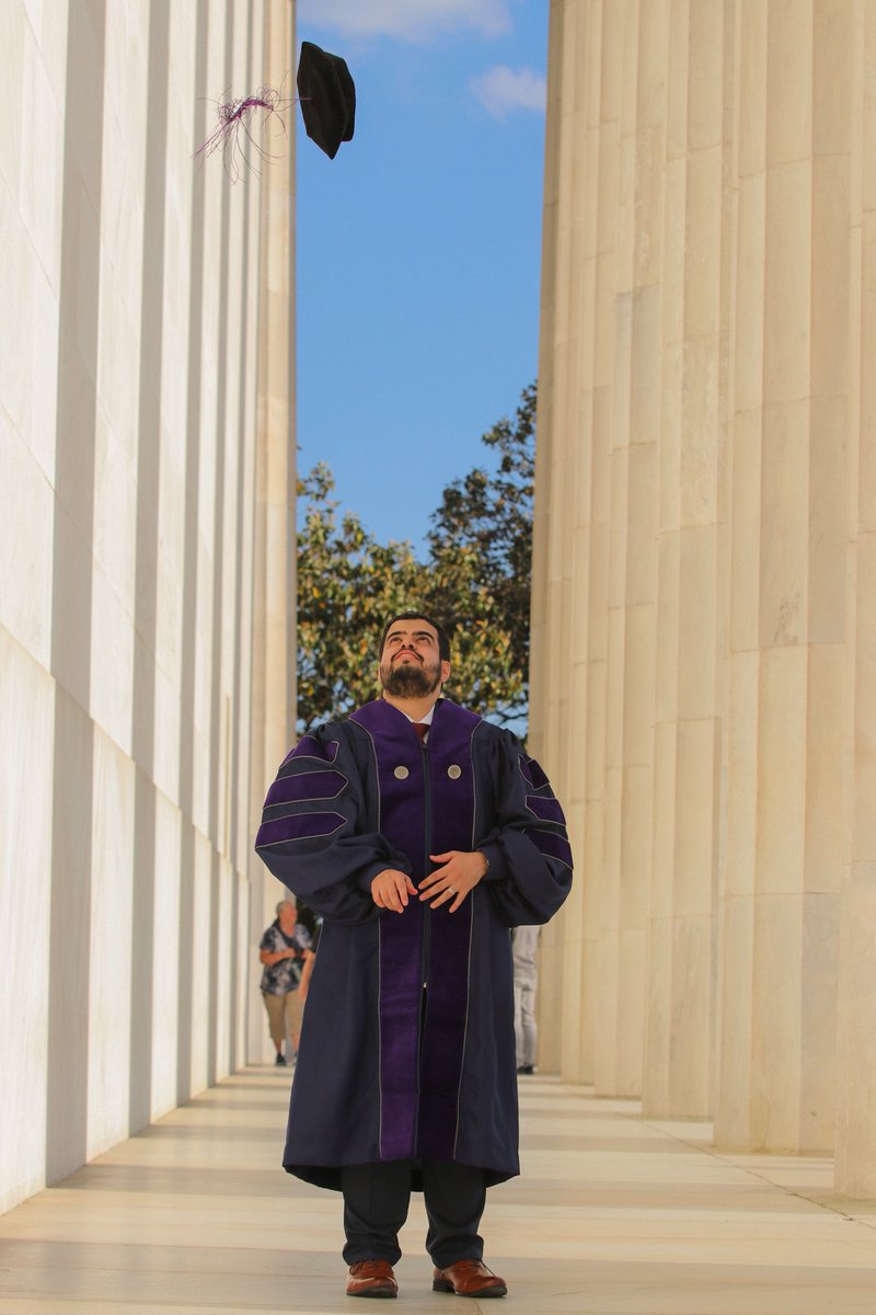 الحمدلله على فضله واحسانه
وانتصف الطريق…
بفضل الله حصلت على درجة الماجستير في القانون بإمتياز من جامعة جورجتاون في العاصمة الأمريكية واشنطن 
شكراً لمن حفتنا بركات دعواتهم طوال الطريق
شكراً لعائلتي وشكراً للرفاق وشكراً للوطن العظيم 💐
مشاعر الامتنان سيدة الموقف في هذه اللحظات