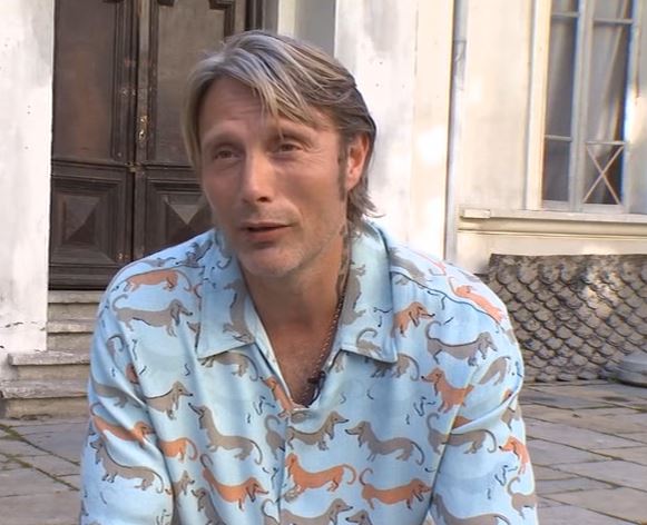 バレット・オブ・ラヴ』 マッツ・ミケルセン ダックスフンド柄シャツ着