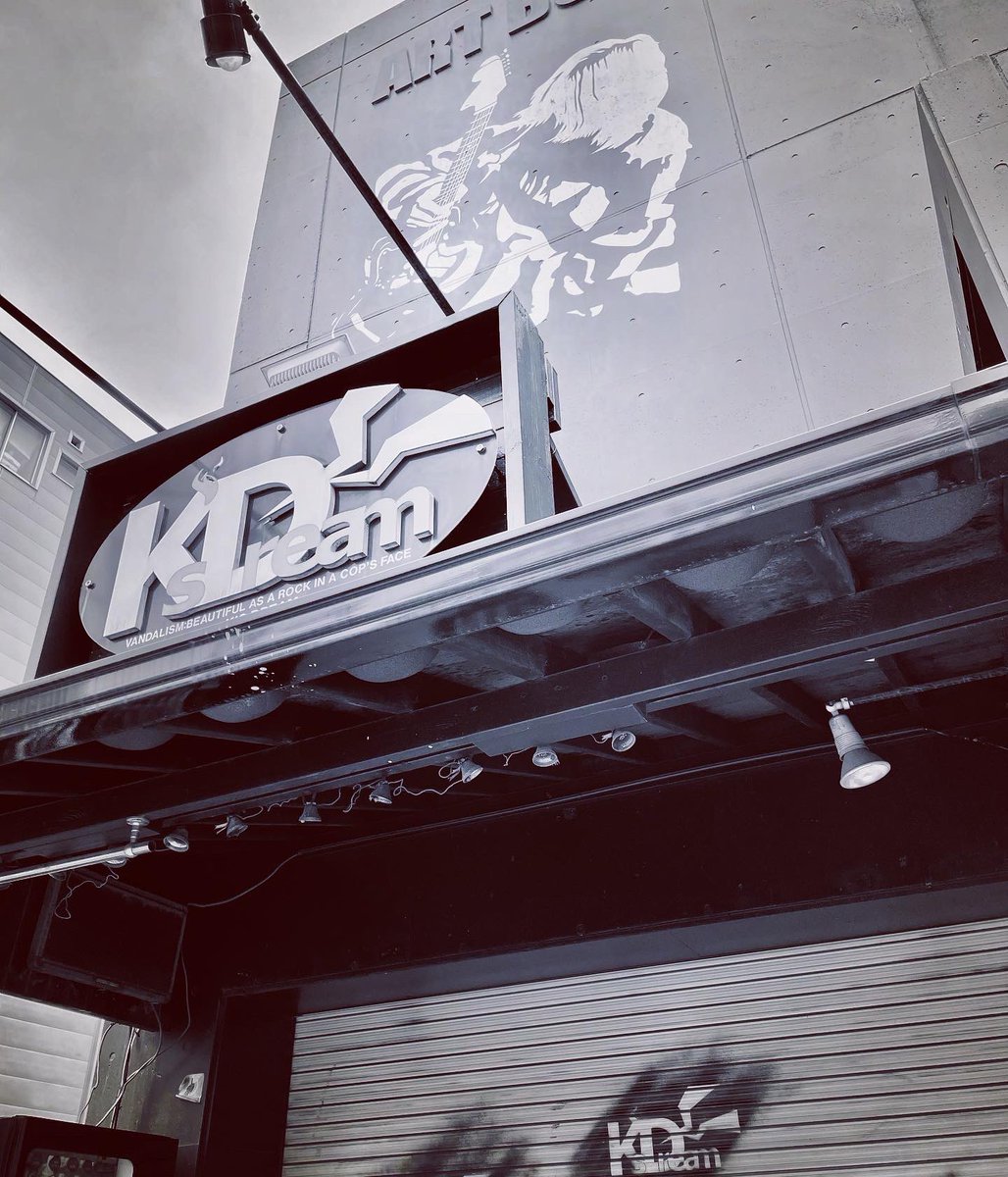 keiokubo_Pf's tweet photo. 我らkeyfamily、20年来のメンバー、ドラムのたいたいがステージに帰ってきます♪ベースの仁さんと鍵盤トリオで、18:40頃から出演します🎹
22日(日)稲毛K'sDREAM
対バンも豪華!
よろしければぜひとも✨楽しみです!!
#稲毛KsDREAM
#幽霊会社みちづれ
#keyfamily
#無人島レコード
#カグライフ https://t.co/IR9KQEY5Tl
