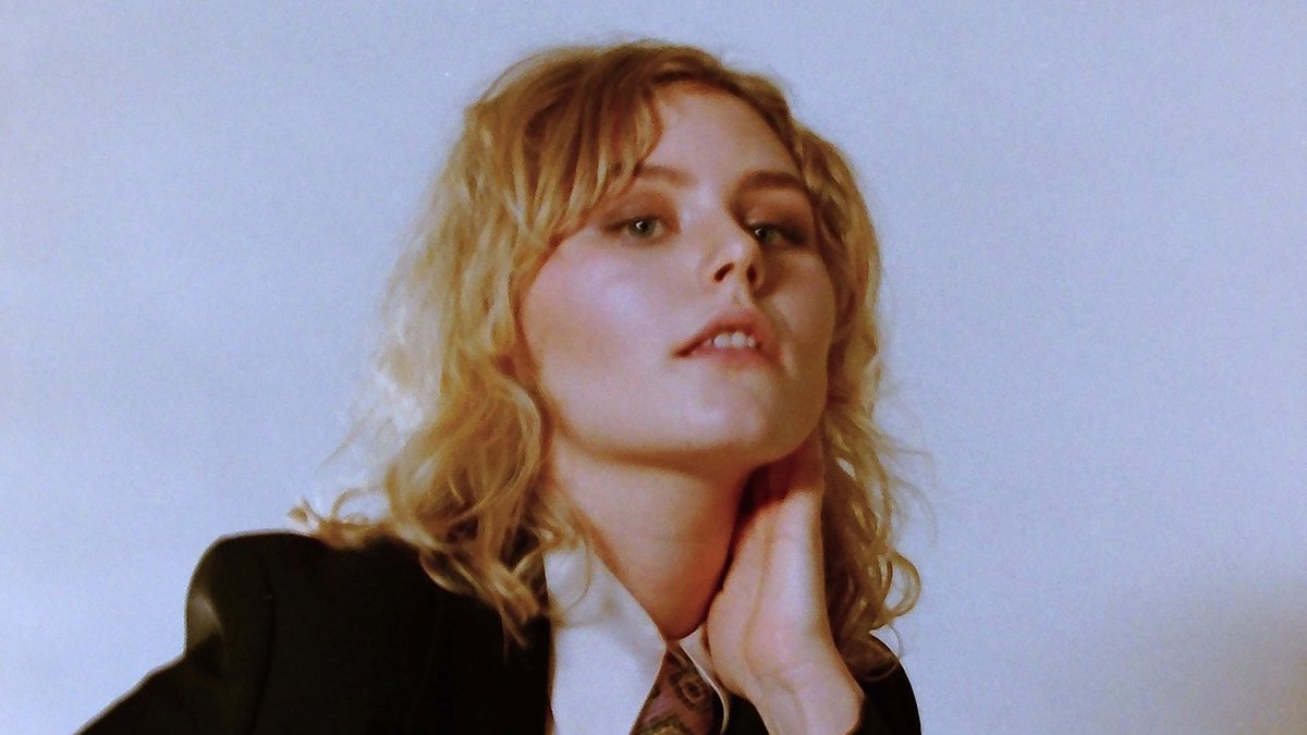 Wonderful mix of pleasant, vibrant energy and the most nostalgic, warm sound.
#newtracktolove: Klara Keller - Sad Thinking of You
Review/Song: bit.ly/3MKYBJG

#indiemusic #indiepop #popmusic #singersongwriter #summermusic