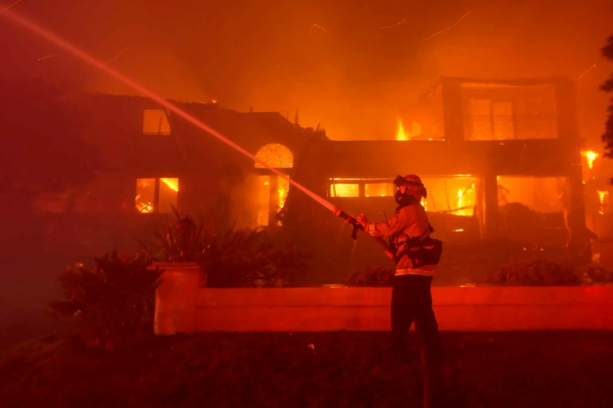 climatesavemvmt's tweet photo. 'Like an inferno:' US West burning at furious pace so far.

Sign the Plant Based Treaty, raise your voices &amp;  take action for our planet. 🌎

✍️  https://t.co/Hmwzpu03qA
Eat plants 🌱
Plant trees 🌳

https://t.co/WyNfOoOY5o https://t.co/UeZuoEbVZ9
