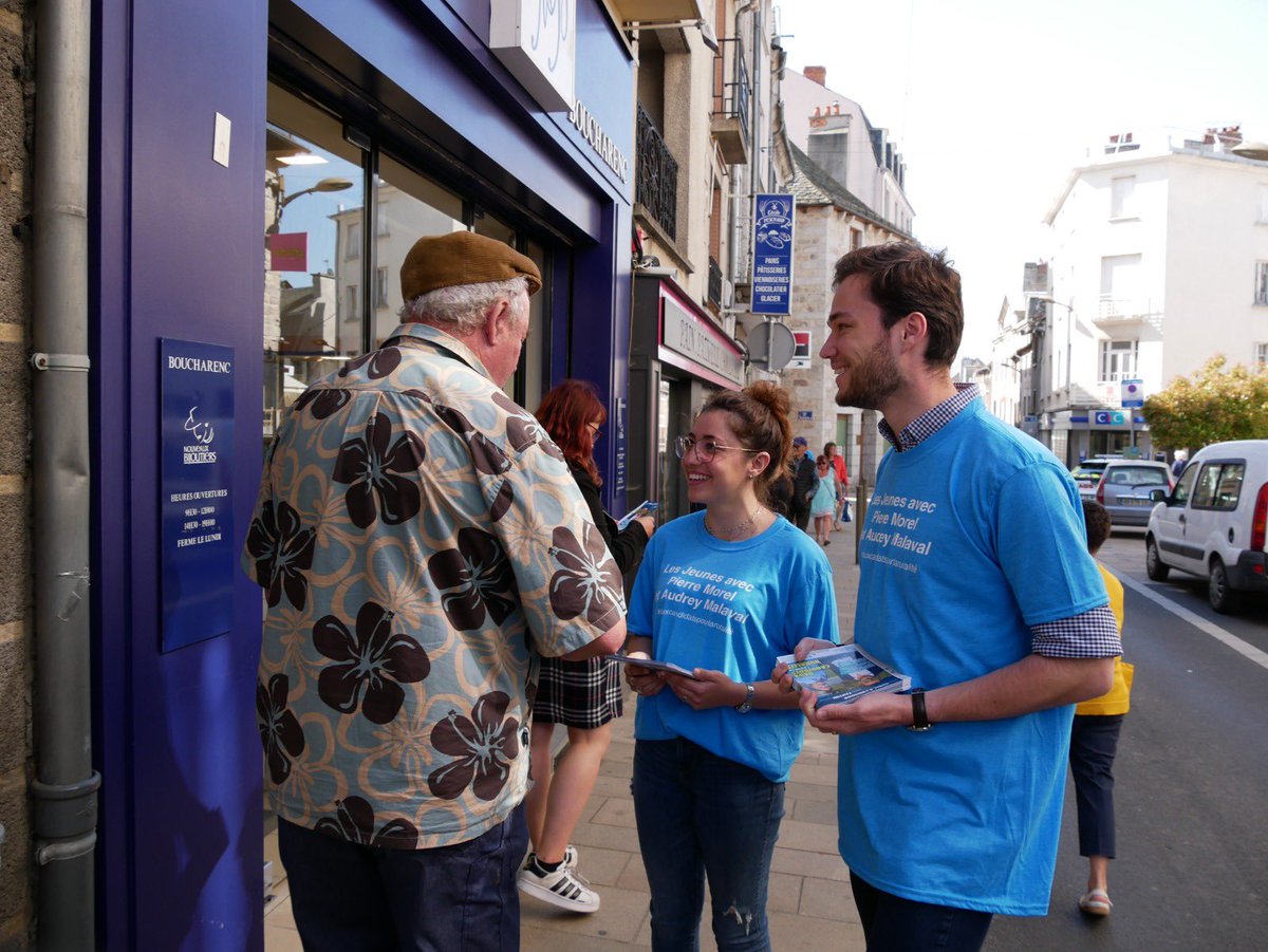JeunesReps48's tweet photo. Les @JeunesAvecPMH étaient sur le marché de St-Chély pour soutenir leur candidat !
Superbe accueil de la part de la population et des commerçants !
#legislative2022 #Lozère https://t.co/yHolnsnB7X