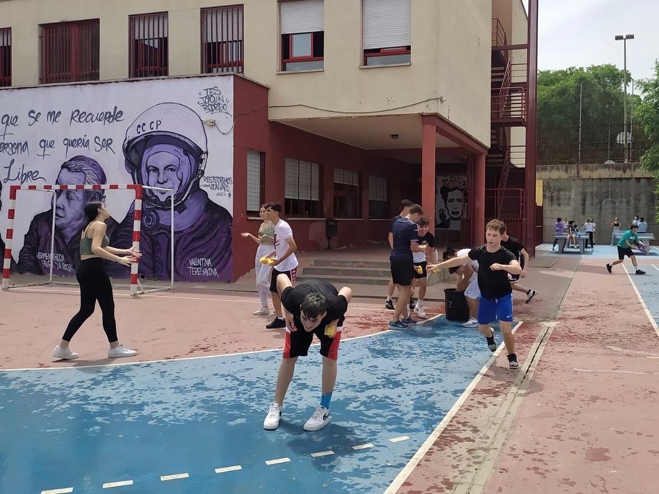 ijoaquinrodrigo's tweet photo. ¡En #EducaciónFísica combaten la ola de calor con un torneo de tenis de mesa y #Pickball y una guerra de agua! #VolverAJugar #VolverASer #joaquinrodriguismo https://t.co/TwVnNLhWFh