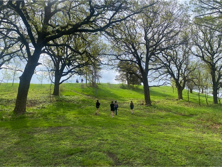 GraettingerD's tweet photo. “Lifetime Activities” and “Adventures Out There” May Term groups paired up on Thursday to visit the Dickinson County Nature Center, disc golf in Spirit Lake, had lunch by the lake (Thanks, Coach D!), and finished the day with disc golf in Estherville. https://t.co/bNqnYyT07b