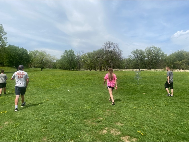 GraettingerD's tweet photo. “Lifetime Activities” and “Adventures Out There” May Term groups paired up on Thursday to visit the Dickinson County Nature Center, disc golf in Spirit Lake, had lunch by the lake (Thanks, Coach D!), and finished the day with disc golf in Estherville. https://t.co/bNqnYyT07b