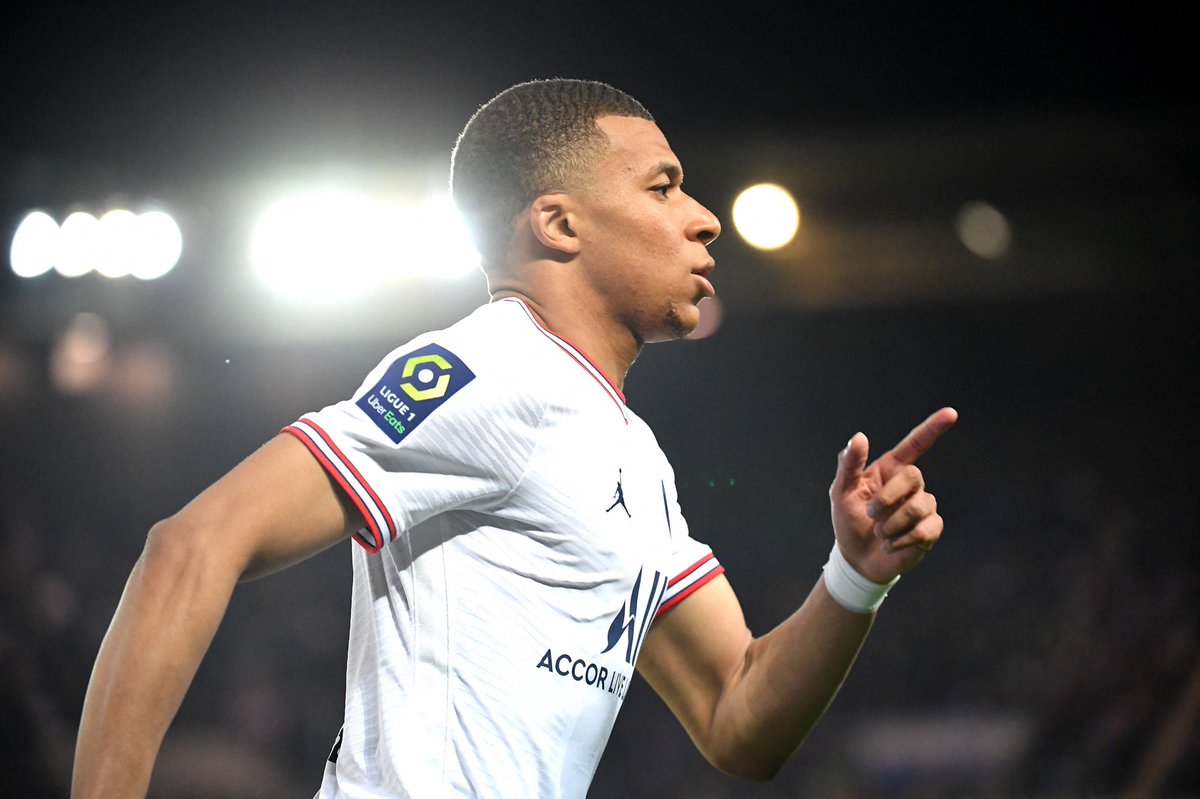 FabrizioRomano's tweet photo. Kylian Mbappé’s mother Fayza: “We have an agreement with both Real Madrid and Paris Saint-Germain. Kylian will now decide”, she told @KoraPlusEG. 🚨⭐️ #Mbappé

“The two offers from PSG and Real Madrid are almost identical. It’s up to Kylian now, he will make a decision”. https://t.co/ad1MZ1JhxU