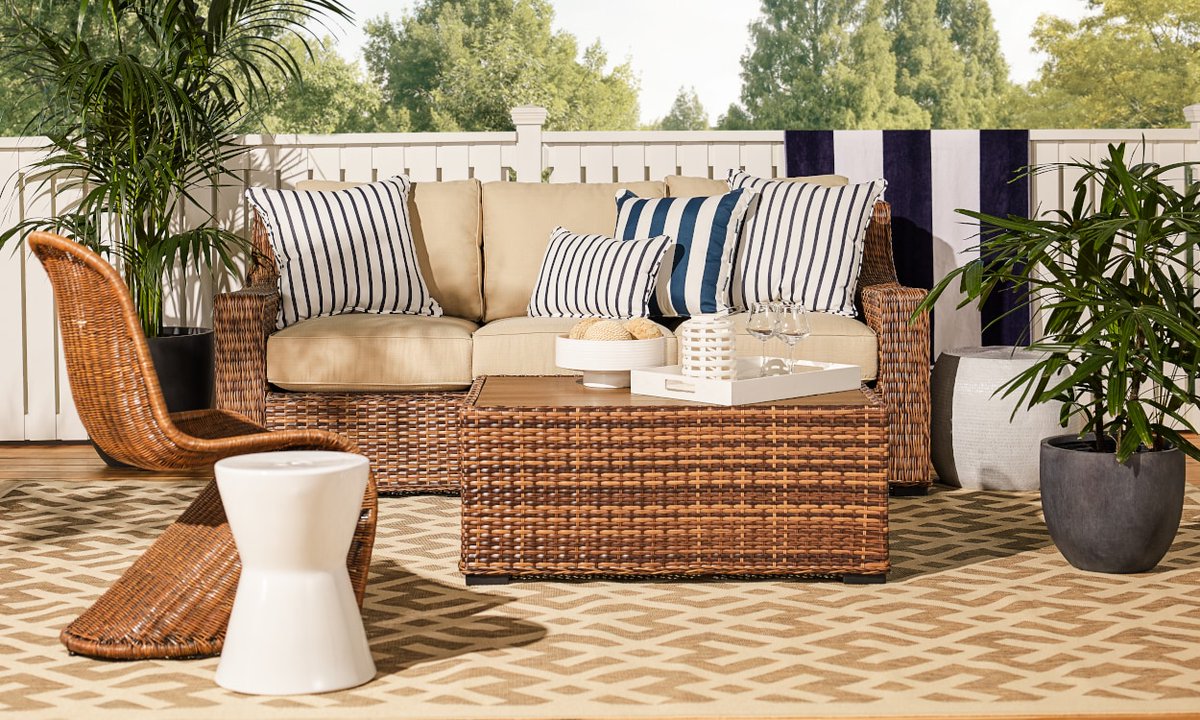 ChristeenieM's tweet photo. A medium patio leave enough space for a small visiting space. #porch #outdoorliving  https://t.co/OknUFGDaDa https://t.co/HxK2duz1jT